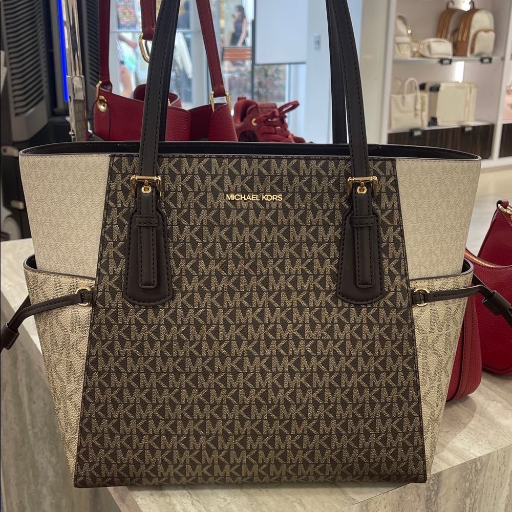 MICHAEL KORS Voyager Lg Color-Block Metallic Signature Logo EW Tote
Brown
NWT - Picture 16 of 16